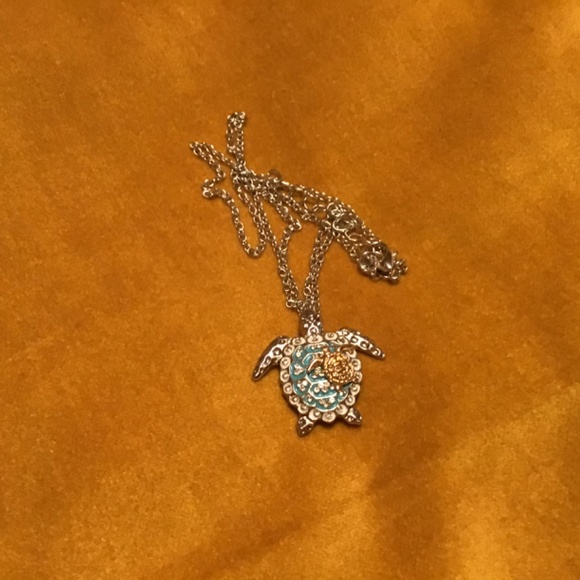 Beautiful silver sea turtles with gold necklace - Picture 4 of 8